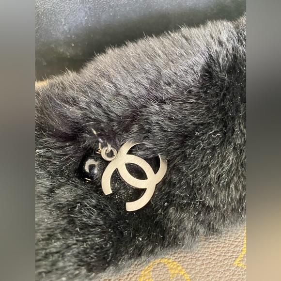 CHANEL authentic Lapin (Rabbit) Fur Bracelet - Picture 3 of 4